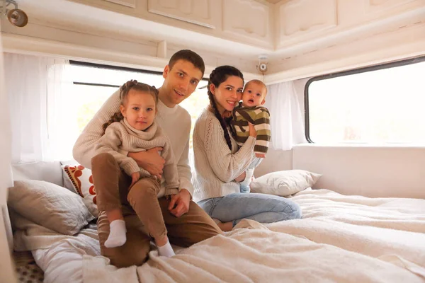 Retrato Sonriente Familia Feliz Con Niños Casa Sobre Ruedas Interior —  Fotos de Stock