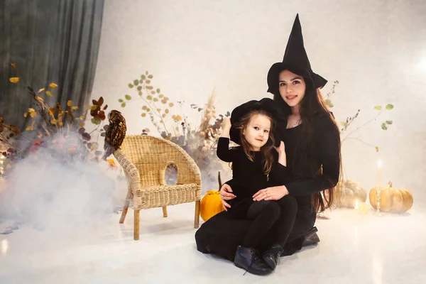 Šťastná Matka Dcera Nosí Strašidelné Černé Kostýmy Čarodějnic Studiu Halloweenskou — Stock fotografie