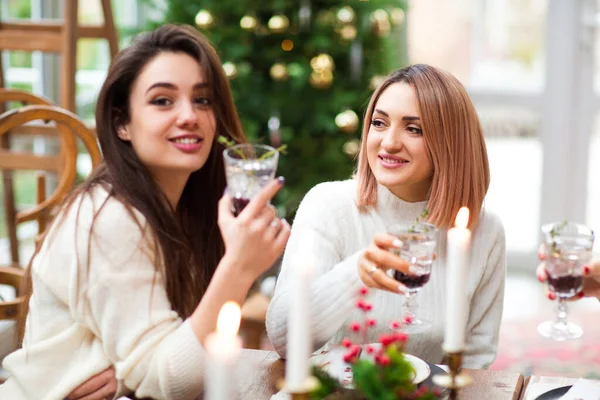 Mujeres Jóvenes Ropa Casual Con Copas Cócteles Con Bayas Rojas — Foto de Stock