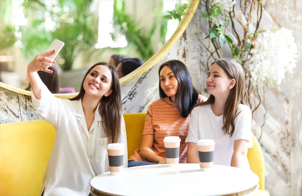 Többnemzetiségű Fiatal Nők Ülnek Asztalnál Forró Italt Isznak Miközben Együtt — Stock Fotó