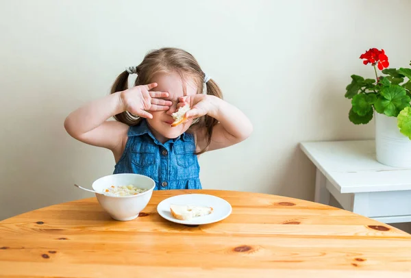 Adorabile Bambino Seduto Tavola Cucina Accogliente Avendo Gustoso Pranzo Sorridendo — Foto Stock
