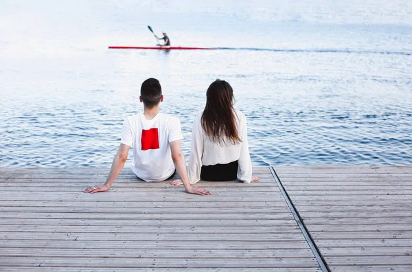 Rückansicht Der Jungen Glücklichen Freundin Und Ihres Freundes Die Holzkai — Stockfoto