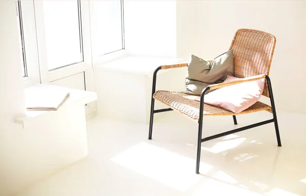 Wygodny Fotel Wiklinowy Miękkimi Poduszkami Umieszczonymi Pobliżu Okna Jasnym Nowoczesnym — Zdjęcie stockowe
