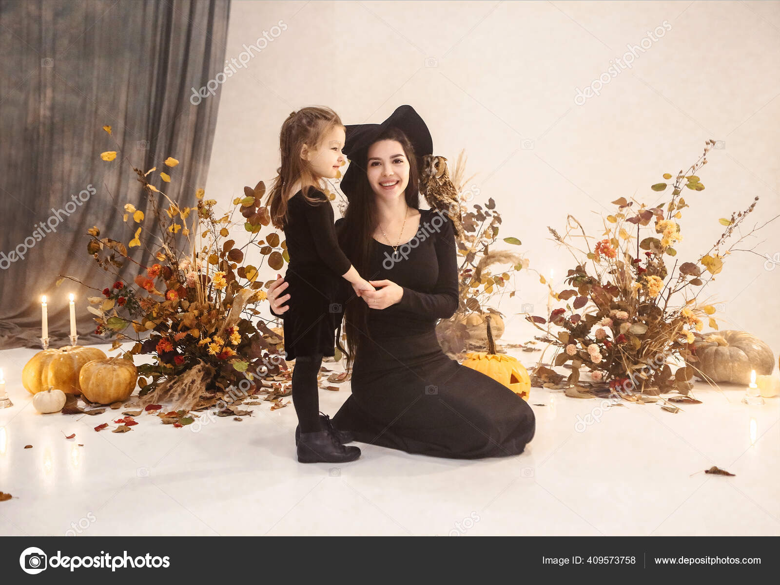 Mãe Feliz Crianças Vestindo Fantasias Negras Assustadoras Bruxas Estúdio  Com fotos, imagens de © dasha11 #403920912