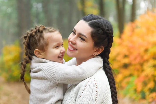 Mãe Filha Brincam Parque Outono Pais Crianças Caminham Floresta Dia — Fotografia de Stock