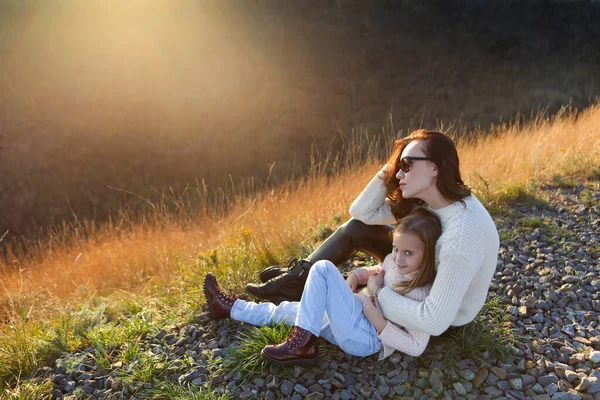 Porträtt Ung Mor Och Hennes Lilla Dotter Utomhus Solig Höstdag — Stockfoto