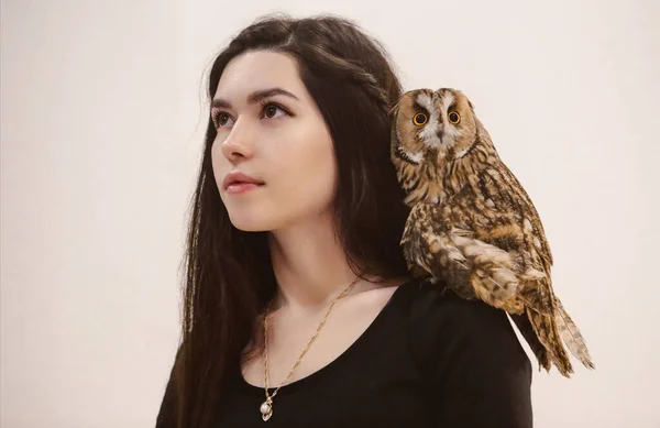 Jeune Femme Souriante Positive Vêtue Costume Sorcière Noire Avec Hibou — Photo