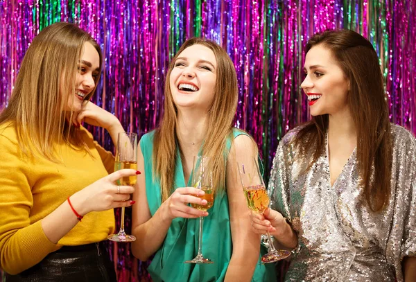Felici Amici Donne Che Accarezzano Bicchieri Vino Divertendosi Durante Festa — Foto Stock