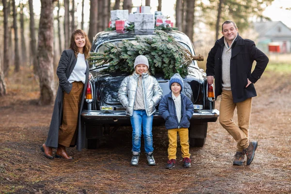 Homme Femme Adultes Souriants Avec Des Enfants Vêtements Chauds Debout — Photo