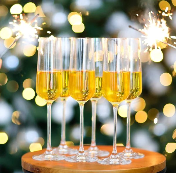 Noel Yeni Yıl Kutlaması Noel Ağacının Yanında Maytaplı Şampanya Kadehleri — Stok fotoğraf