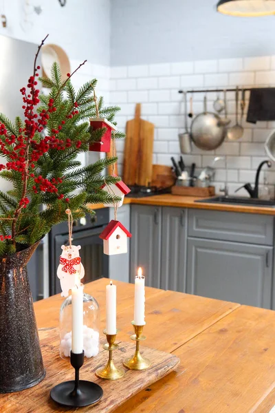 Rustieke Kerstcompositie Met Kaarsen Metalen Vaas Met Sparren Tak Rode — Stockfoto