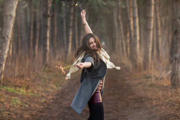 冬の森の中で優しい光を楽しむ笑顔と幸せな女性 再生スカーフを身に着けている女の子 — ストック写真