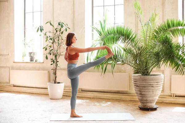 Evde Geniş Bir Odada Yoga Yaparken Mindere Oturmuş Bakışlarını Çeviren — Stok fotoğraf