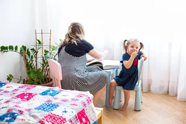 Schattig Klein Meisje Vrouw Spelen Aan Tafel Met Diverse Speelgoed — Stockfoto