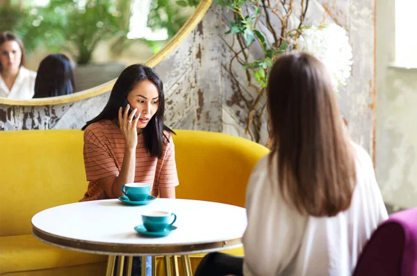 Multiethnic Young Women Sitting Table Drinking Hot Beverage While Resting — Stock Photo, Image