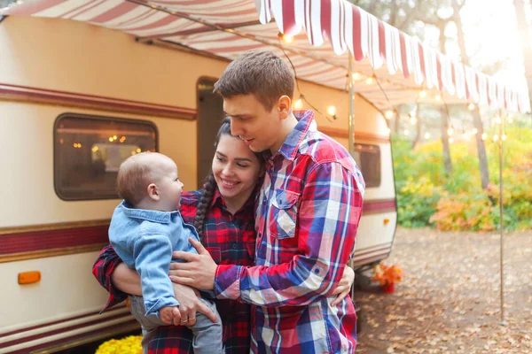 Porträt Einer Jungen Lächelnden Familie Die Sich Der Nähe Ihres — Stockfoto