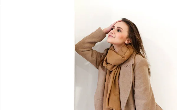 Angenehm Elegante Brünette Trendigem Braunem Mantel Und Schal Weiße Wand — Stockfoto