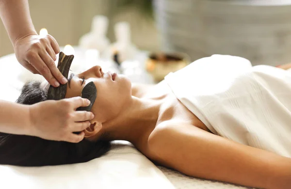 Massaggio Viso Trattamento Bellezza Donna Asiatica Spa Salo — Foto Stock