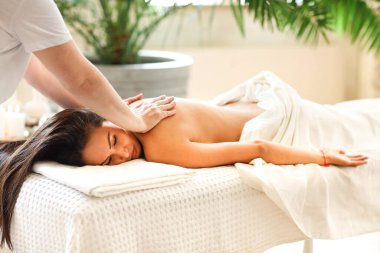 Salondaki kaplıca oturumunda dinlenen etnik kadın müşterinin yan görüntüsü