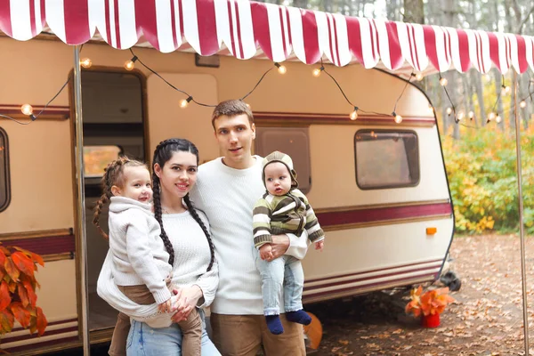 Porträt Einer Jungen Lächelnden Familie Die Sich Der Nähe Ihres — Stockfoto