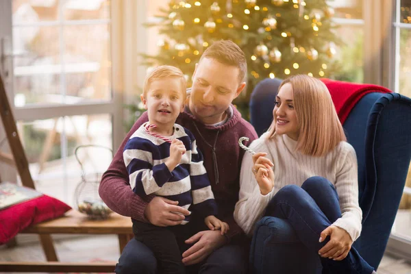 Fröhliche Eltern Und Sohn Mit Leckeren Zuckerstangen Sitzen Weichen Sessel — Stockfoto