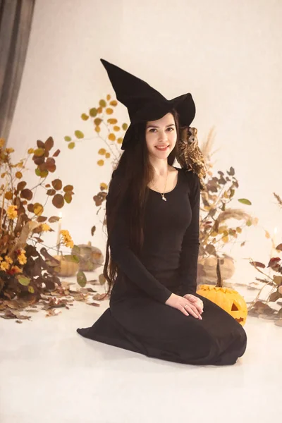 Позитивно Улыбающаяся Молодая Женщина Одетая Костюм Черной Ведьмы Совой Плечах — стоковое фото