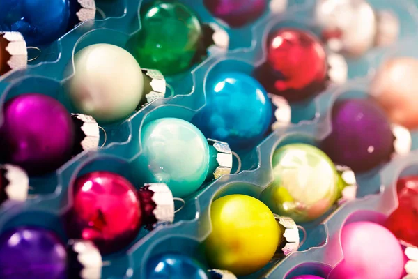 Närbild Uppsättning Färgglada Rundade Dekorerade Julbollar Plast Transparent Behållare — Stockfoto