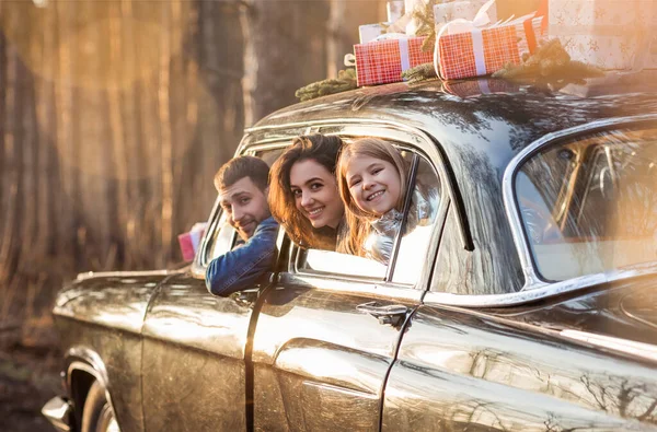 Mère Père Petite Fille Réjouis Regardant Par Fenêtre Voiture Avec — Photo