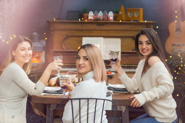 Contenuto Giovani Donne Abbigliamento Casual Con Bicchieri Cocktail Con Bacche — Foto Stock