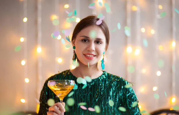 Feminino Brilhante Vestido Festa Verde Escuro Segurando Vidro Com Champanhe — Fotografia de Stock