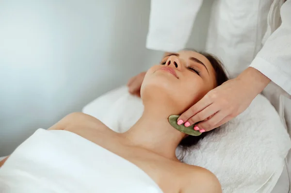 Viso Gua Sha Massaggio Trattamento Bellezza Nel Salone Spa — Foto Stock