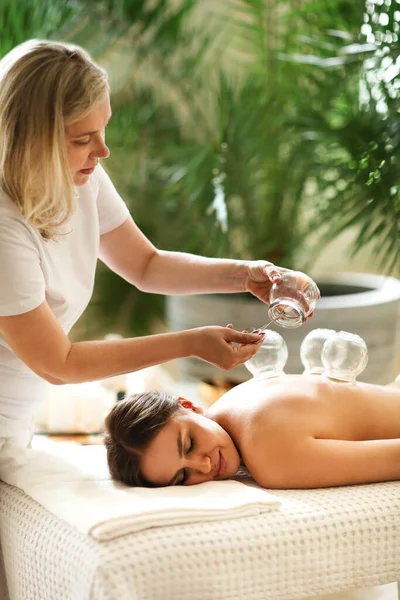 Terapeuta Mujer Quemando Palo Dentro Del Frasco Vidrio Mientras Realiza — Foto de Stock