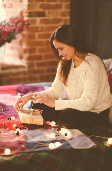 Kvinna Casual Outfit Förpackning Jul Presentförpackning Med Snöre Och Röda — Stockfoto