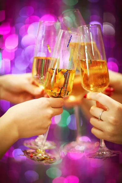 Nerozpoznatelné Přítelkyně Cinkající Sklenicemi Šampaňského Pronášející Přípitek Během Vánočních Oslav — Stock fotografie
