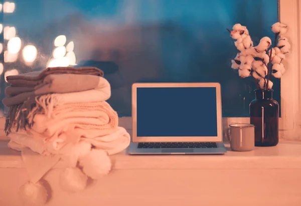 Stapel Van Gebreide Plaids Met Grijze Mok Computer Gezellig Raam — Stockfoto