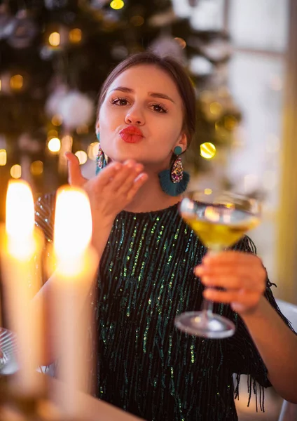 Femmina Abito Festa Verde Scuro Lucido Con Vetro Mano Con — Foto Stock