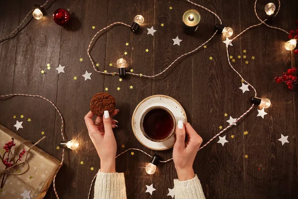 Simsiz Bir Kadının Sıcak Çay Içip Çeşitli Noel Süsleri Hediye — Stok fotoğraf