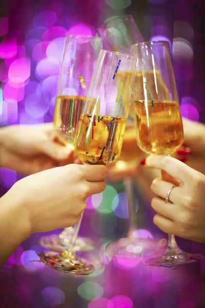 在圣诞节的庆祝活动中 一些不知名的女性朋友一边喝着香槟 一边举杯庆祝 — 图库照片