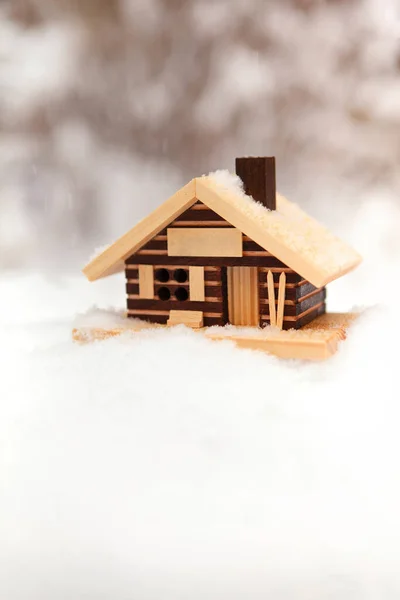 Piccolo Modello Casa Legno Tra Cumuli Neve Con Nevicate Sfondo — Foto Stock