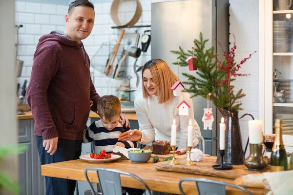 Hombre Mujer Cariñosos Con Niño Pequeño Mesa Comiendo Disfrutando Las — Foto de Stock