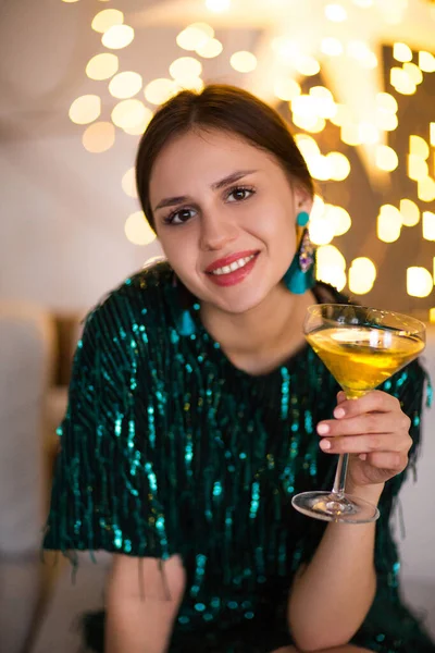 Feminino Brilhante Vestido Festa Verde Escuro Segurando Vidro Com Champanhe — Fotografia de Stock