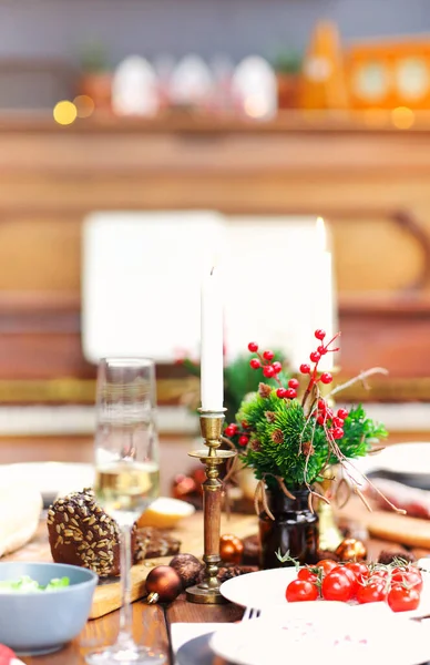 Kerst Boeket Kaars Feestelijke Tafel Met Glas Champagne Eten Geserveerd — Stockfoto