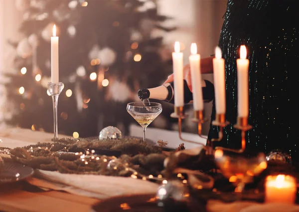 Onherkenbare Vrouw Vullen Wijnglas Met Champagne Terwijl Staan Buurt Banket — Stockfoto