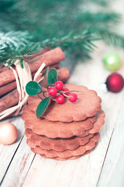 Montón Galletas Jengibre Tradicionales Con Varias Especias Colocadas Mesa Madera — Foto de Stock