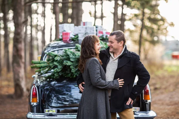 Liefdevolle Man Vrouw Bij Retro Auto Met Kerstcadeaus Het Dak — Stockfoto