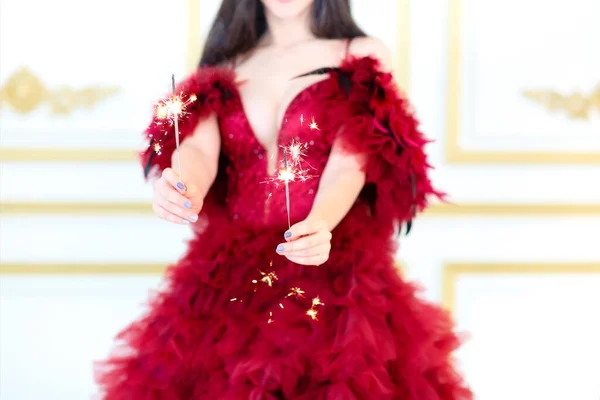 Charmante Ernte Brünette Frau Luxuriösen Roten Kleid Hält Glänzende Wunderkerzen — Stockfoto