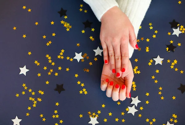 Vue Dessus Femelle Anonyme Démontrant Des Mains Avec Des Ongles — Photo