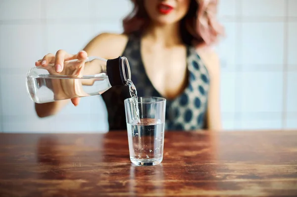 Crop Hembra Delgada Traje Elegante Verter Agua Dulce Botella Transparente —  Fotos de Stock