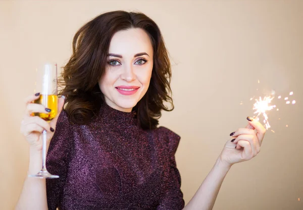 Giovane Donna Allegra Con Bicchiere Champagne Che Regge Scintille Brillanti — Foto Stock