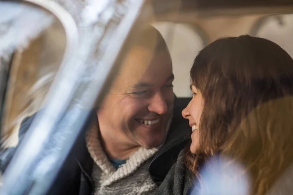 Liebender Mann Und Frau Umarmen Sich Retro Auto Mit Weihnachtsgeschenken — Stockfoto